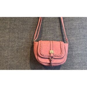 Kiss me couture‎ shoulder or crossbody pink in color pre-loved, gold details.